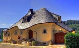 Una fantasiosissima casa a Zell, Germania.